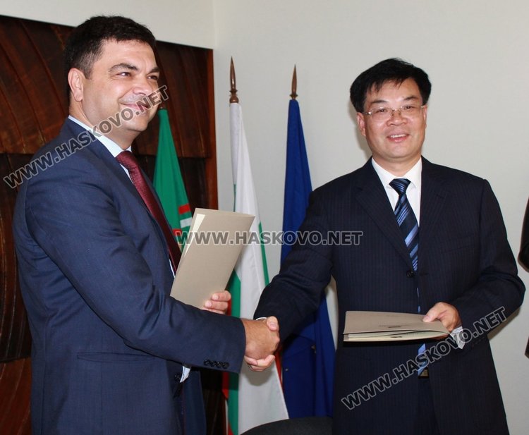 Кметът Иво Димов и директорът на постоянния комитет на Народния конгрес на район Дзияо Дзиян Уон Го Пин 