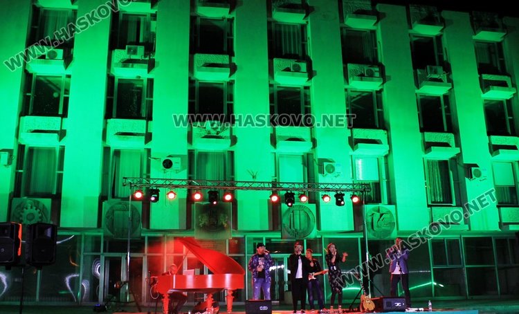 Пиано бар около шадравана за празника на Димитровград