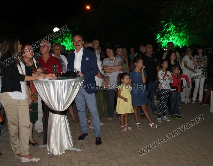 Пиано бар около шадравана за празника на Димитровград