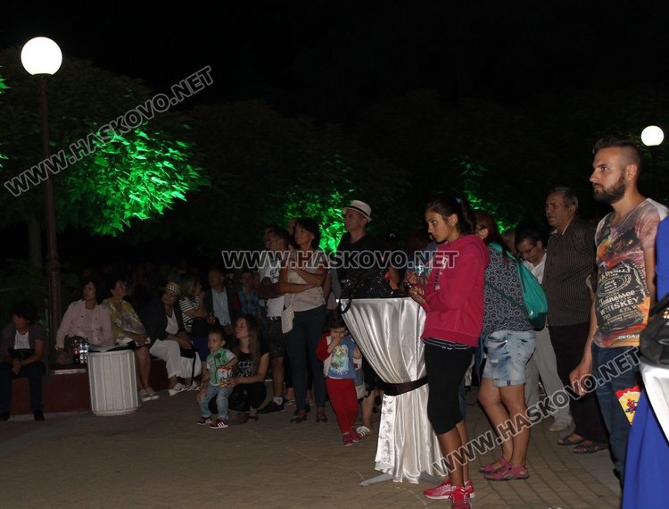 Пиано бар около шадравана за празника на Димитровград