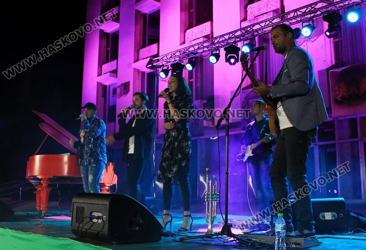 Пиано бар около шадравана за празника на Димитровград