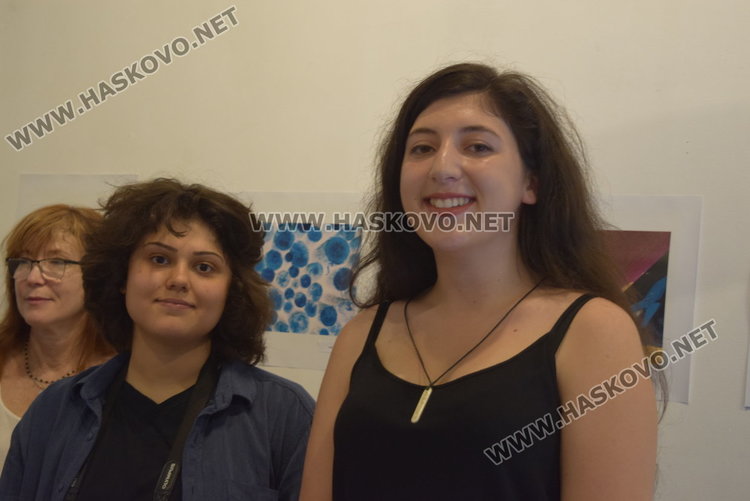 Жени посрещат жени в Артгалерия „Кръг“в Кърджали