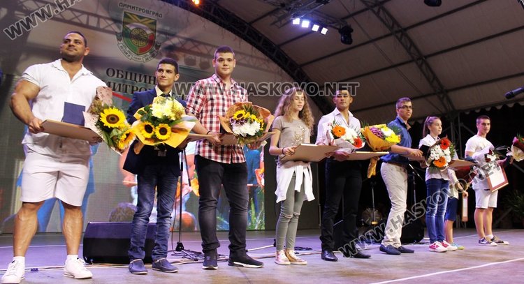 По традиция на сцената на площад "България" снощи бяха отличени деца и младежи, които с успехите си в областта на науката, изкуството и спорта