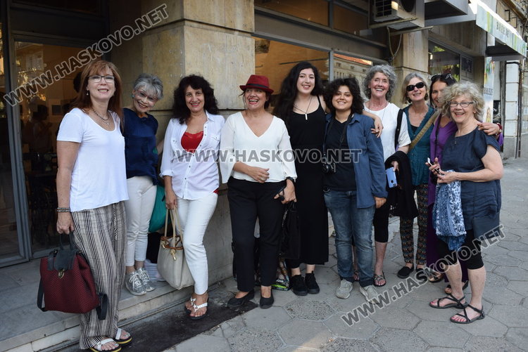 Жени посрещат жени в Артгалерия „Кръг“в Кърджали
