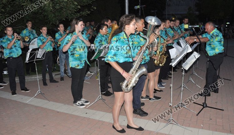С парад на мажоретки завършиха празниците на Димитровград