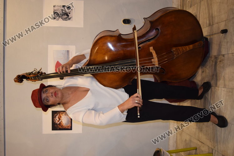 Жени посрещат жени в Артгалерия „Кръг“в Кърджали