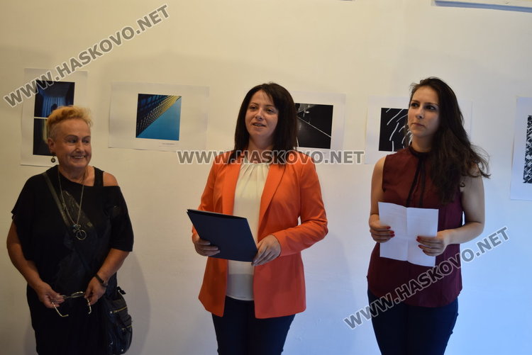 Жени посрещат жени в Артгалерия „Кръг“в Кърджали