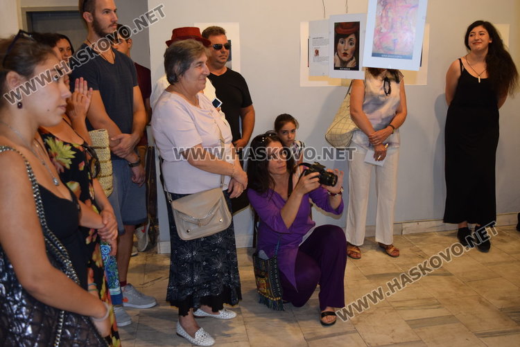 Жени посрещат жени в Артгалерия „Кръг“в Кърджали