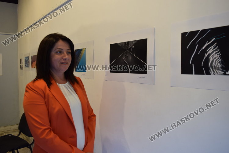 Жени посрещат жени в Артгалерия „Кръг“в Кърджали