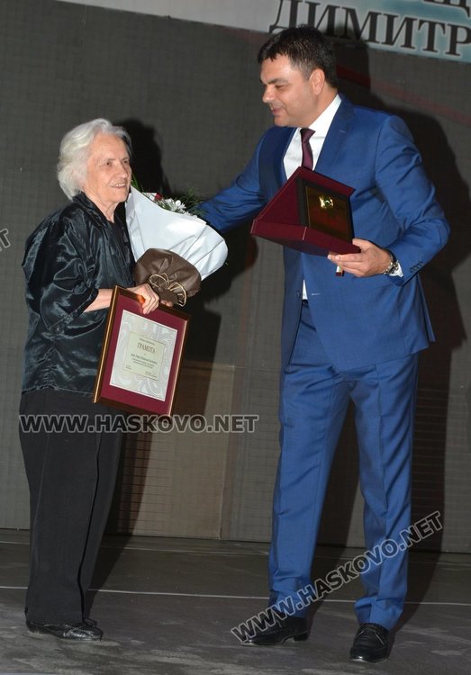 В деня на своята 70-годишнина Димитровград отличи и инж. Гюрга Василева, която дълги години е отговаряла за озеленяването в Димитровград