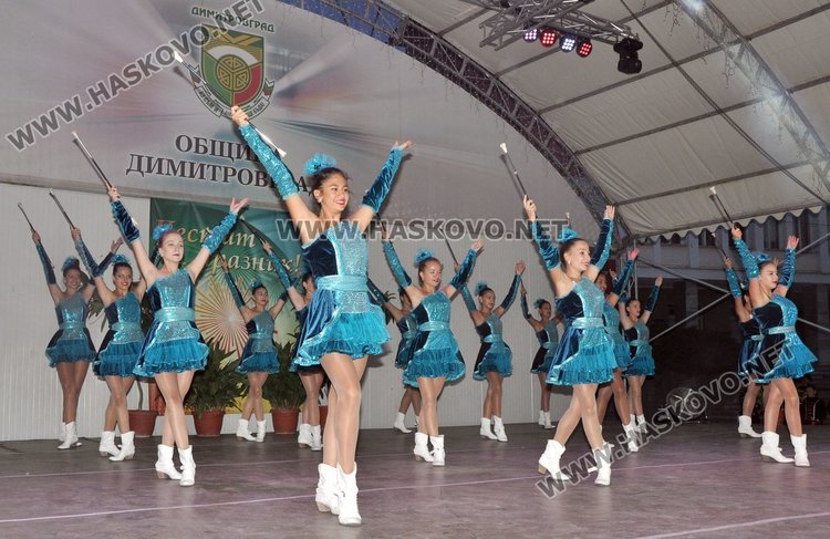 Парад на военни оркестри, гвардейци и мажоретки постави финала на празниците за 70-годишнината на Димитровград