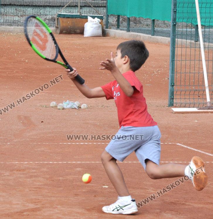 8-годишни откриха тенис турнир за Деня на Хасково, надпревара и за аматьори
