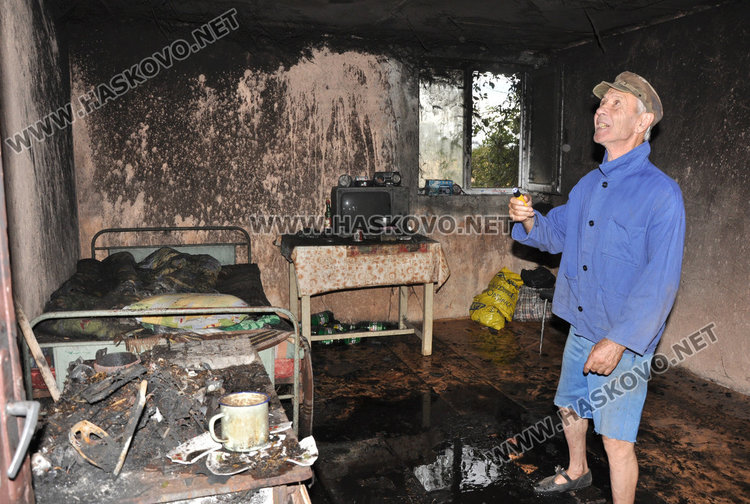 74-годишният Петър Данчев оглежда щетите от пожара