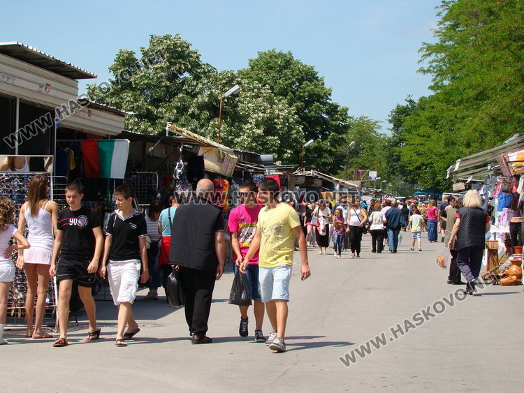 Полицията с атция срещу нелегалните търговци на Неделен пазар