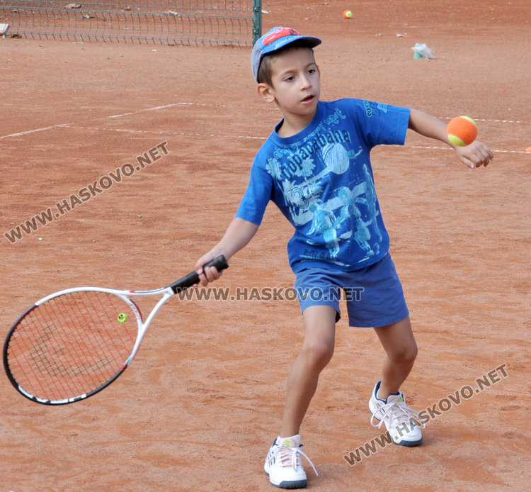8-годишни откриха тенис турнир за Деня на Хасково, надпревара и за аматьори
