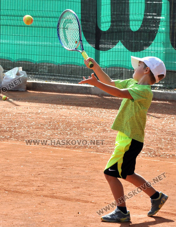 8-годишни откриха тенис турнир за Деня на Хасково, надпревара и за аматьори