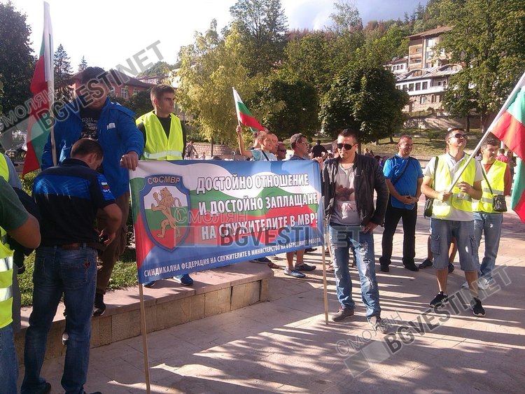 Смолянските полицаи излязоха на протест, искат 20 процента увеличение на заплатите 