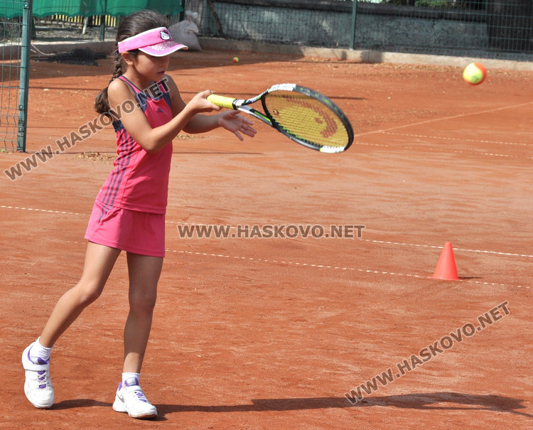 8-годишни откриха тенис турнир за Деня на Хасково, надпревара и за аматьори