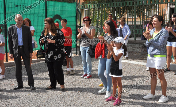 Григор зарадва децата на кортовете в Хасково