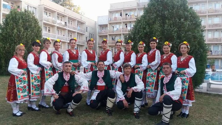 Лауреати - първа степен и носители на почетния знак на фестивала "Черноморски събор" в Китен станаха танцьорите от  Групи за хора "Тракия 3"