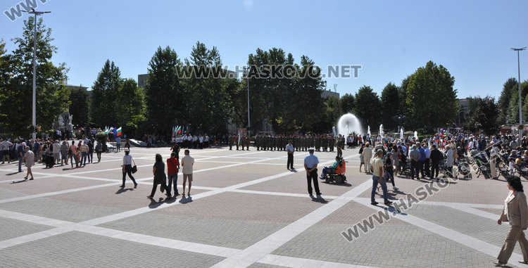 Хасково почете Съединението, кмет и областен с речи пред малцината на площада