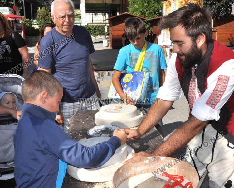 Деца месиха вечен хляб, опитаха да поставят Балкански рекорд