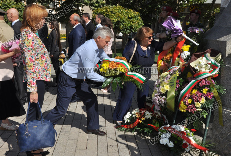 Хасково почете Съединението, кмет и областен с речи пред малцината на площада
