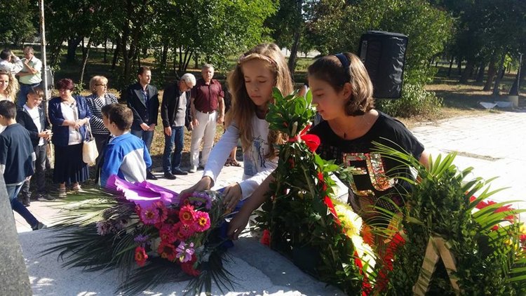 132 години от Съединението на България отбелязаха днес пред паметника на Трите поколения в Черноконево