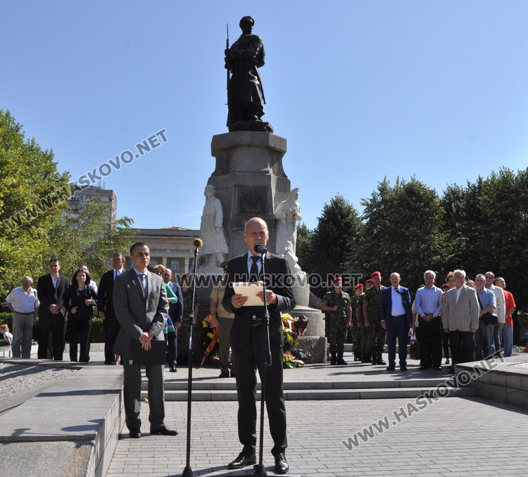 Хасково почете Съединението, кмет и областен с речи пред малцината на площада