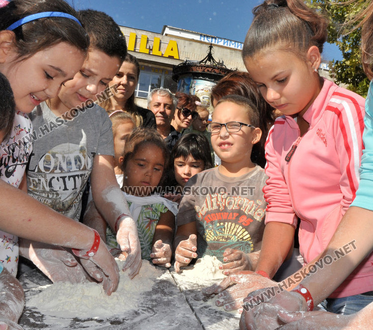 Деца месиха вечен хляб, опитаха да поставят Балкански рекорд