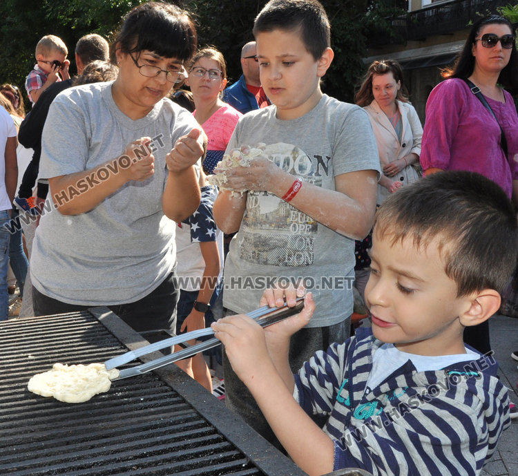 Деца месиха вечен хляб, опитаха да поставят Балкански рекорд