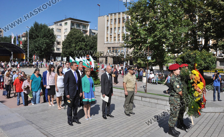 Хасково почете Съединението, кмет и областен с речи пред малцината на площада