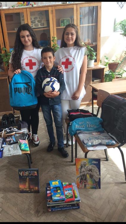 Деца даряват деца в навечерието на първия учебен ден