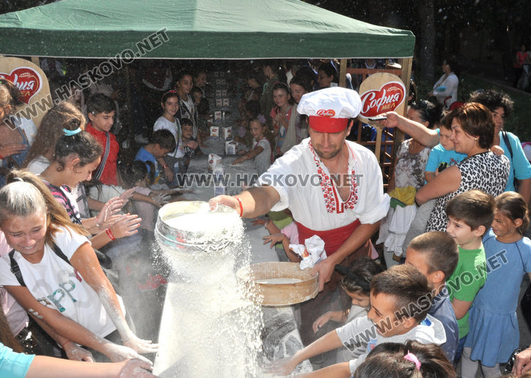 Деца месиха вечен хляб, опитаха да поставят Балкански рекорд