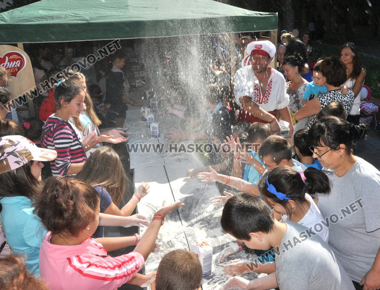Деца месиха вечен хляб, опитаха да поставят Балкански рекорд