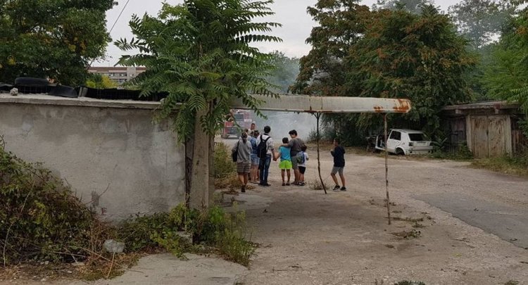 Пожарът е възникнал в гараж на ул."Казинцбарцика", снимката ни изпрати наш читател