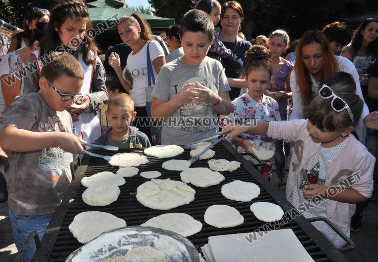 Деца месиха вечен хляб, опитаха да поставят Балкански рекорд