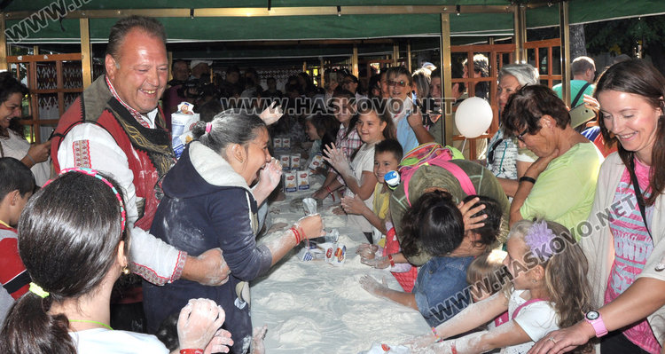 Деца месиха вечен хляб, опитаха да поставят Балкански рекорд