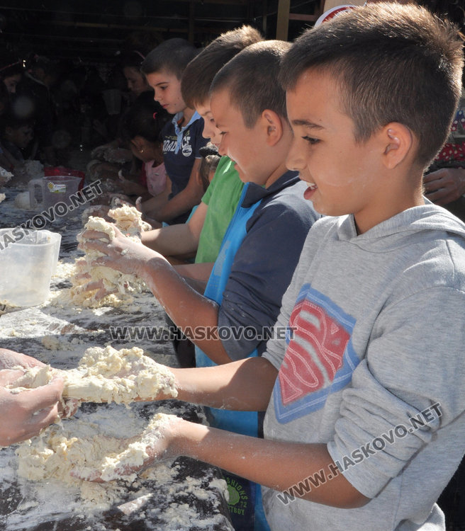 Деца месиха вечен хляб, опитаха да поставят Балкански рекорд