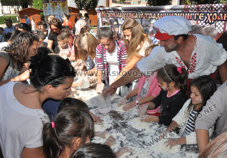 Деца месиха вечен хляб, опитаха да поставят Балкански рекорд