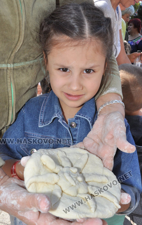 Деца месиха вечен хляб, опитаха да поставят Балкански рекорд