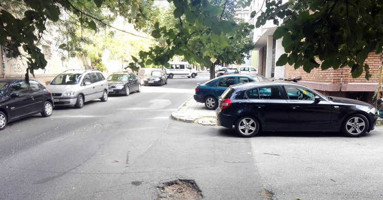Хасковлийка: Шофьори паркират нагло на тротоара, улиците са осеяни в дупки