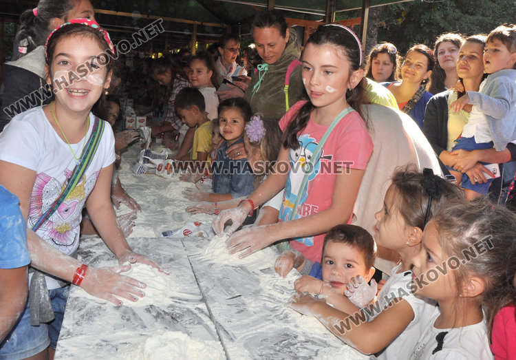 Деца месиха вечен хляб, опитаха да поставят Балкански рекорд