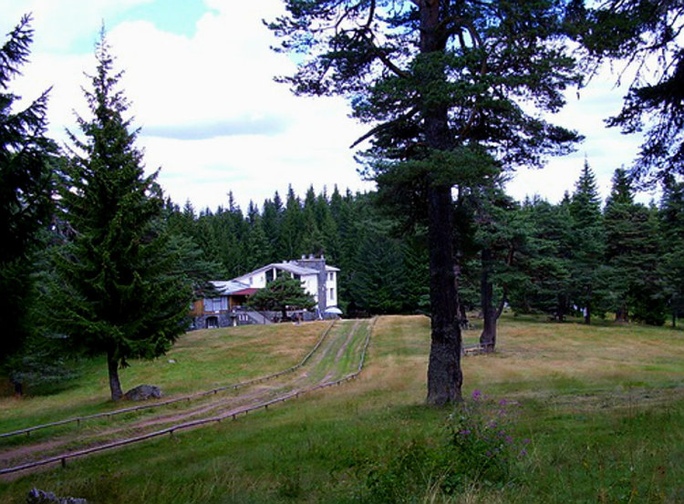 Ремонтират пункта за детска храна, покрива на кухнята в хижа "Пашалийца" и още няколко общински сгради