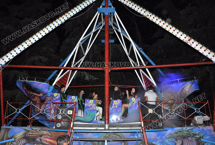 Аква  парк с лодки -хит на панаира тази година