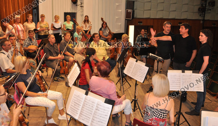 Георги Андреев събира в общ проект кореняци хасковлии и народни певици от Швеция