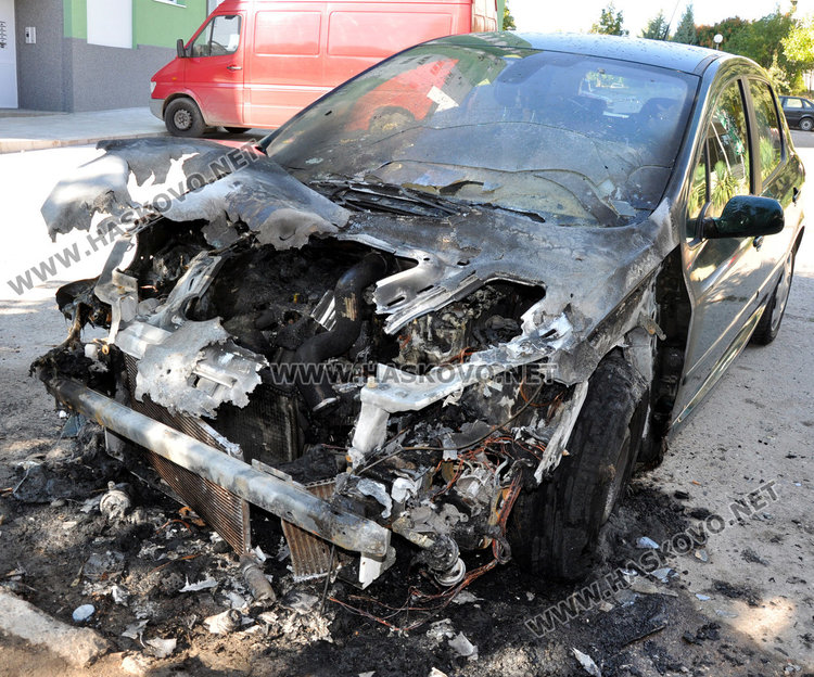 Пежо изгоря при среднощна клада в Бадема