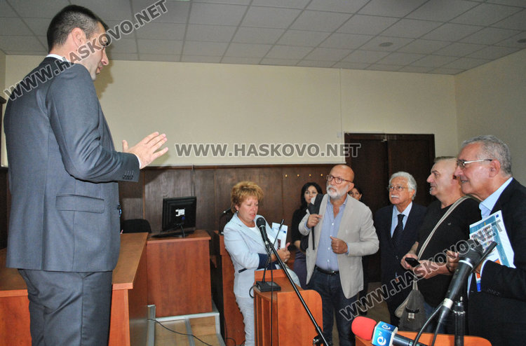 Шефът на Районния съд Пламен Георгиев обяснява на гостите как функционира съдебната система в България