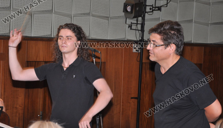 Харизматичният диригент на Камерния оркестър на Хасково Цанислав Петков/вляво/ по време на репетицията съвместно с автора на музиката Георги Андреево