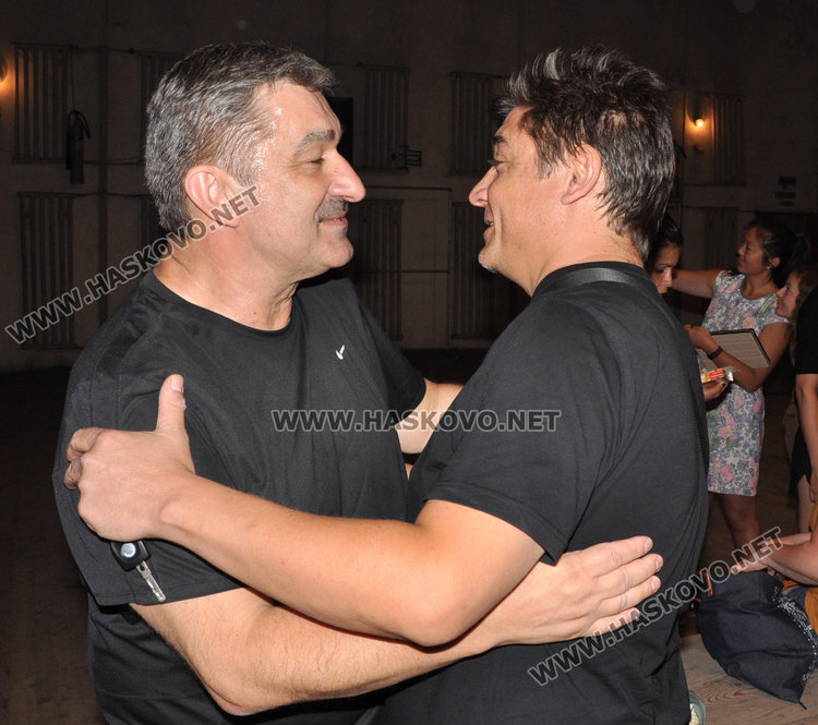 Братска прегръдка между кореняци хасковлии. Михаил Делчев /вляво/ и Георги Андреев